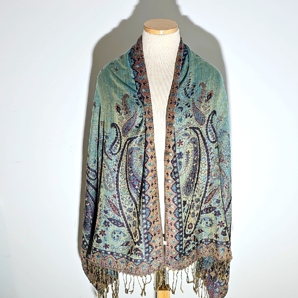 Elegant Paisley Shawl with Fringe.‎ Lightweight 72" X27". Rezersable.